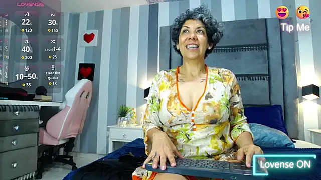 Julianewell online show from 02-06-25, 06:46