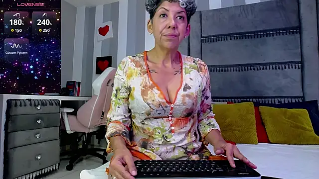 Julianewell online show from 06-29-26, 12:27