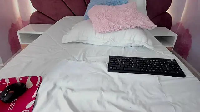 Snapshot of Carohorny4u chatting on 11-17-25, 01:22 Carohorny4u online show from 11-17-25, 01:22