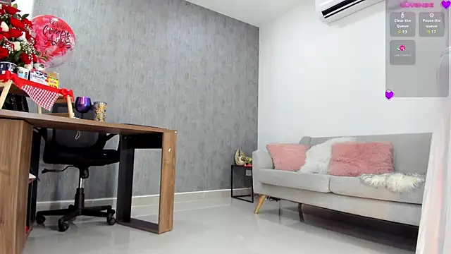 Snapshot of Ella_Pride1 chatting on 02-21-25, 04:05 Ella Pride1 online show from 02-21-25, 04:05