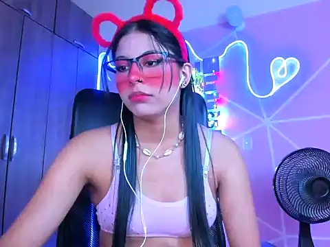 Snapshot of _ALLYSON18_ chatting on 02-06-25, 11:21 ALLYSON18 online show from 02-06-25, 11:21