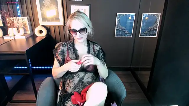Snapshot of Queen_Anna_ chatting on 05-01-26, 01:26 Queen Anna online show from 05-01-26, 01:26