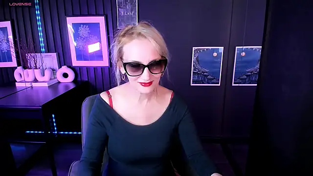 Snapshot of Queen_Anna_ chatting on 05-07-26, 05:35 Queen Anna online show from 05-07-26, 05:35