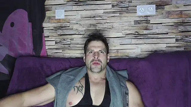 Snapshot of XxBigboybandxX chatting on 02-07-25, 07:27 XxBigboybandxX online show from 02-07-25, 07:27