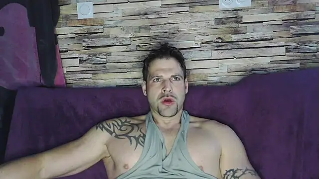 Snapshot of XxBigboybandxX chatting on 02-08-25, 07:59 XxBigboybandxX online show from 02-08-25, 07:59