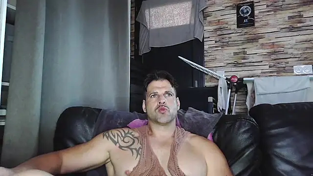 Snapshot of XxBigboybandxX chatting on 11-08-25, 02:39 XxBigboybandxX online show from 11-08-25, 02:39