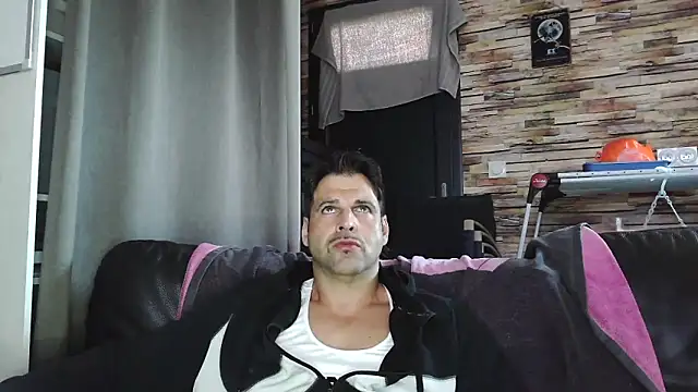 Snapshot of XxBigboybandxX chatting on 11-18-25, 12:20 XxBigboybandxX online show from 11-18-25, 12:20