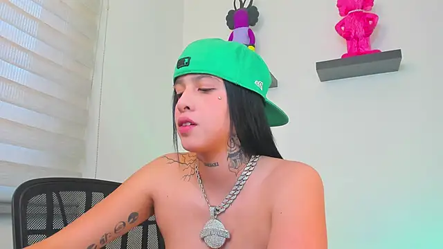 Snapshot of Gangster_Girl chatting on 12-18-24, 10:35 Gangster Girl online show from 12-18-24, 10:35