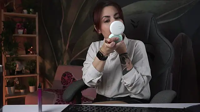 Snapshot of Lana__May chatting on 10-19-25, 06:03 Lana May online show from 10-19-25, 06:03