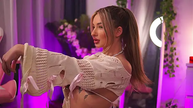 Snapshot of AvaShayy chatting on 02-08-25, 11:24 AvaShayy online show from 02-08-25, 11:24