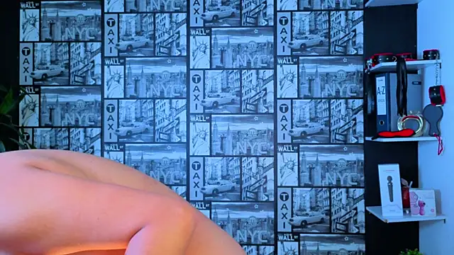 Snapshot of EmiGomez_ chatting on 06-19-26, 03:22 EmiGomez online show from 06-19-26, 03:22
