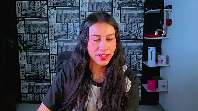 Snapshot of EmiGomez_ chatting on 06-19-26, 03:27 EmiGomez online show from 06-19-26, 03:27