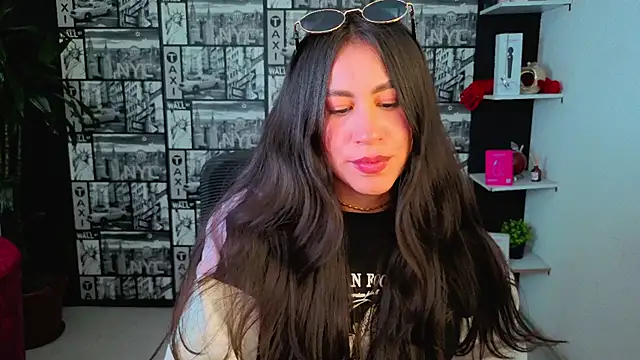Snapshot of EmiGomez_ chatting on 06-22-26, 02:46 EmiGomez online show from 06-22-26, 02:46