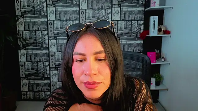 Snapshot of EmiGomez_ chatting on 06-22-26, 03:25 EmiGomez online show from 06-22-26, 03:25