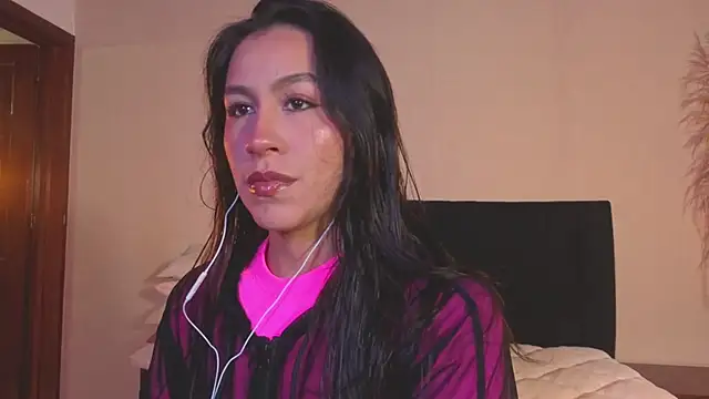 Snapshot of EmiGomez_ chatting on 07-07-26, 04:37 EmiGomez online show from 07-07-26, 04:37