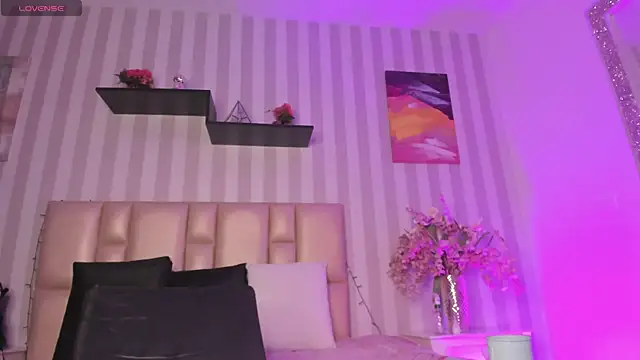 Snapshot of vayoleen chatting on 12-19-24, 12:23 vayoleen online show from 12-19-24, 12:23