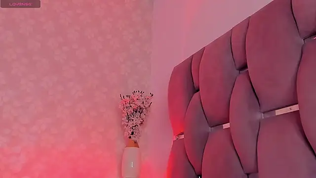 Snapshot of vayoleen chatting on 10-04-25, 02:37 vayoleen online show from 10-04-25, 02:37