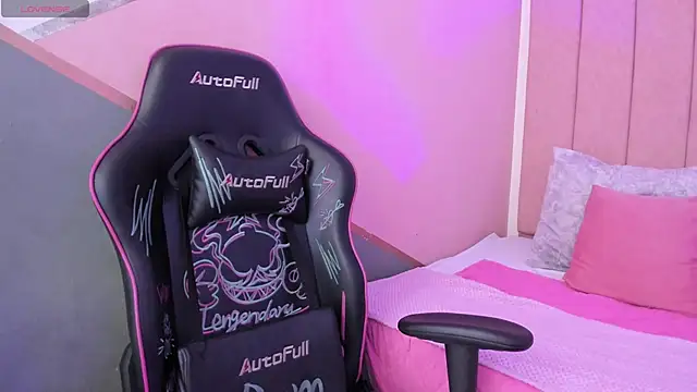 lilith noahh online show from 12-12-24, 04:15