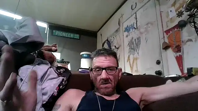 Snapshot of gettinit2wice chatting on 10-22-25, 12:49 gettinit2wice online show from 10-22-25, 12:49