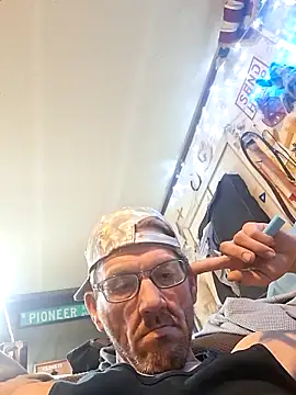 Snapshot of gettinit2wice chatting on 12-19-25, 03:08 gettinit2wice online show from 12-19-25, 03:08