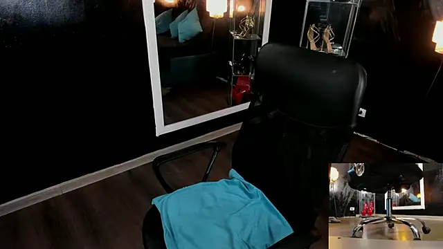 Snapshot of EvelynLexy chatting on 02-19-25, 08:55 EvelynLexy online show from 02-19-25, 08:55