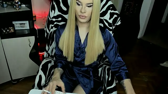 Snapshot of EvelynLexy chatting on 11-18-25, 09:41 EvelynLexy online show from 11-18-25, 09:41