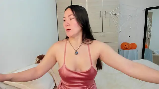 Elle Lee  online show from 10-13-25, 03:45