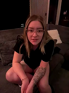 Snapshot of xX_HotCouple_Xx chatting on 11-18-25, 06:01 xX HotCouple Xx online show from 11-18-25, 06:01