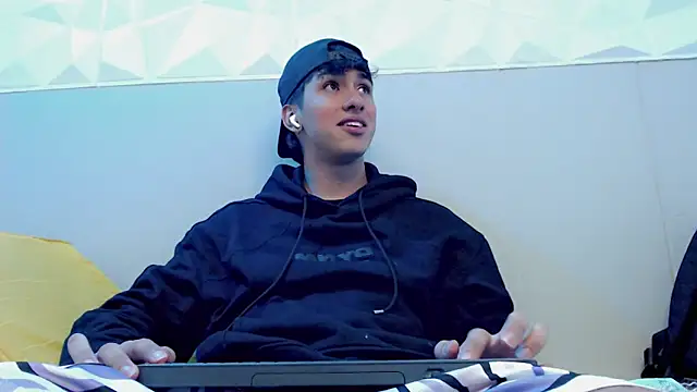 Snapshot of Jake_tripp chatting on 09-26-25, 03:54 Jake tripp online show from 09-26-25, 03:54