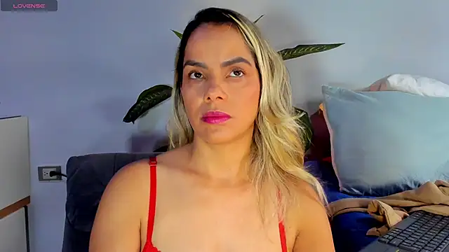 Snapshot of ClaraMariaMon chatting on 02-14-25, 04:41 ClaraMariaMon online show from 02-14-25, 04:41