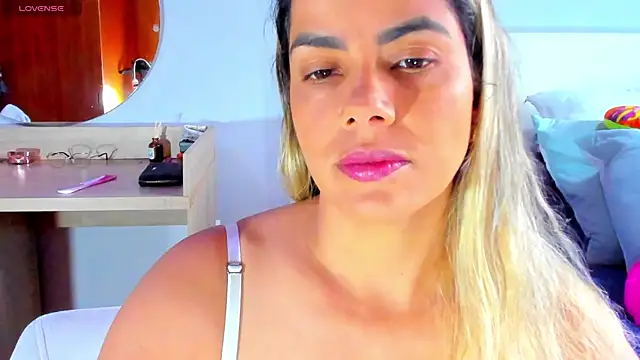 Snapshot of ClaraMariaMon chatting on 03-22-25, 04:26 ClaraMariaMon online show from 03-22-25, 04:26