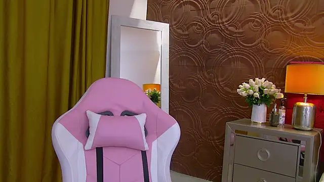 Snapshot of IrisMonn chatting on 12-19-24, 11:39 IrisMonn online show from 12-19-24, 11:39