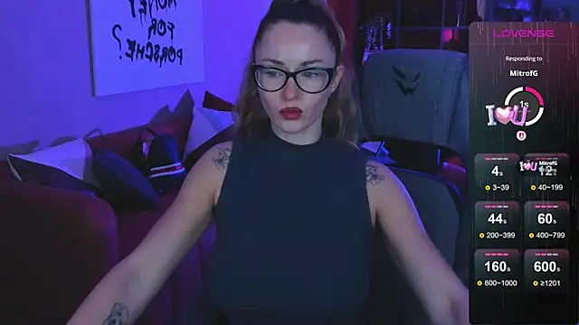 Snapshot of LadyIzabel chatting on 10-18-25, 05:43 LadyIzabel online show from 10-18-25, 05:43