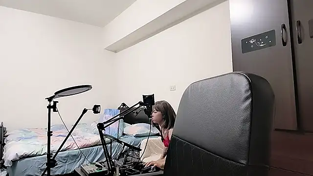 Snapshot of Fine-sand chatting on 10-20-25, 03:01 Fine-sand online show from 10-20-25, 03:01