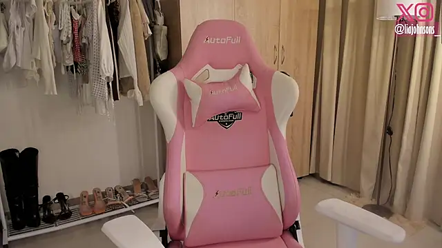 Snapshot of Sweetnaughtygirl_ chatting on 10-21-25, 02:45 Sweetnaughtygirl online show from 10-21-25, 02:45