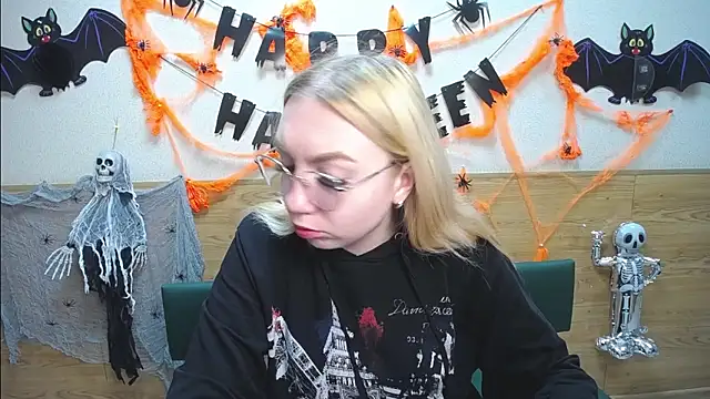 BeatriceFly online show from 10-21-25, 12:50