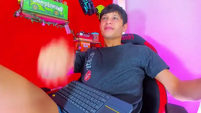 Snapshot of LilOwen_ chatting on 09-22-25, 05:04 LilOwen online show from 09-22-25, 05:04