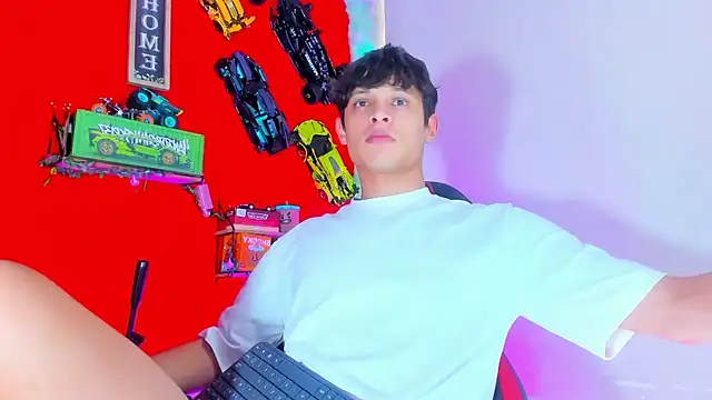 Snapshot of LilOwen_ chatting on 10-15-25, 07:03 LilOwen online show from 10-15-25, 07:03