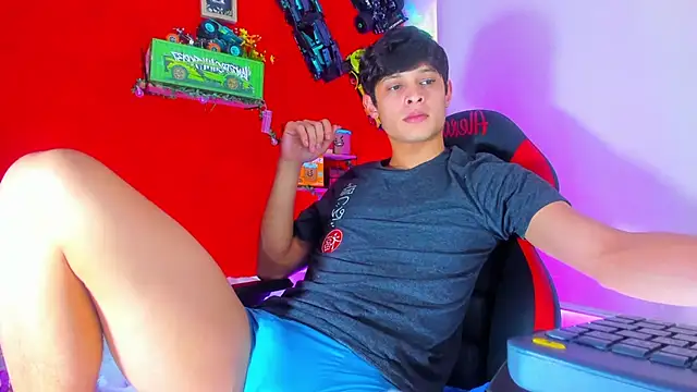 Snapshot of LilOwen_ chatting on 10-17-25, 07:05 LilOwen online show from 10-17-25, 07:05