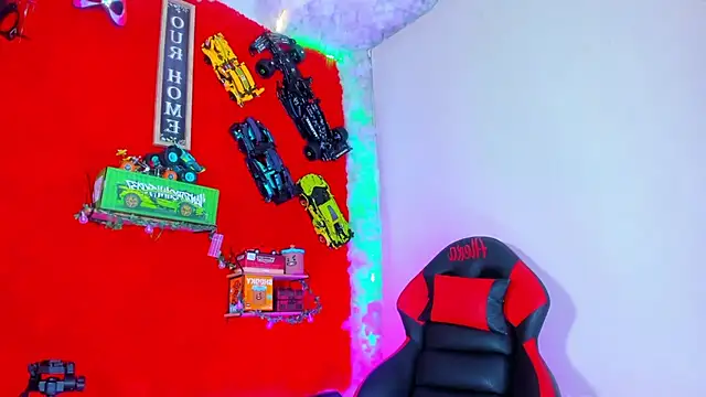 Snapshot of LilOwen_ chatting on 10-21-25, 10:21 LilOwen online show from 10-21-25, 10:21