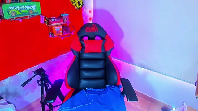 Snapshot of LilOwen_ chatting on 10-24-25, 06:04 LilOwen online show from 10-24-25, 06:04