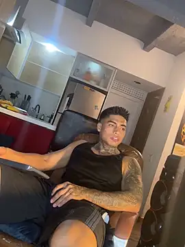 Snapshot of Dominiofit chatting on 10-19-25, 12:33 Dominiofit online show from 10-19-25, 12:33