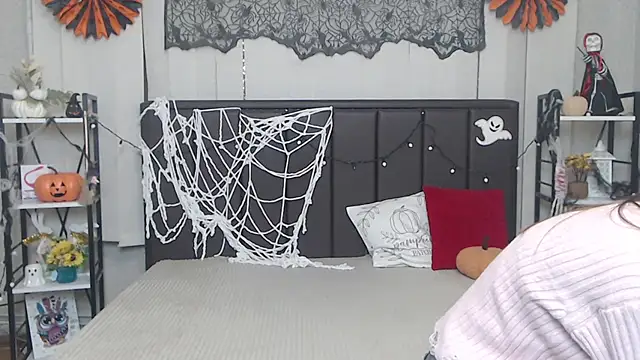 Snapshot of LauraHlot chatting on 11-01-25, 06:48 LauraHlot online show from 11-01-25, 06:48