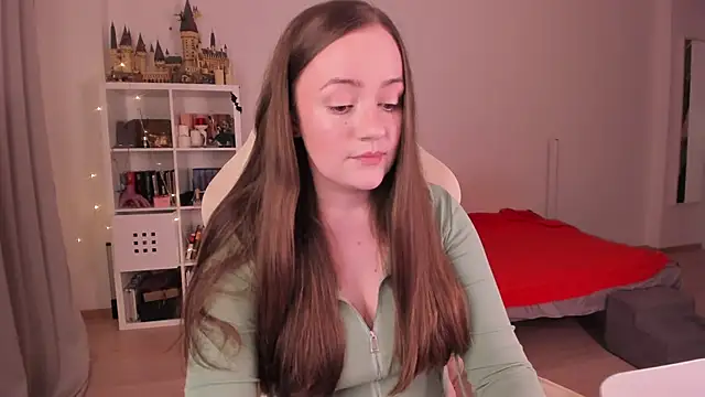 Snapshot of WalkingGirl chatting on 09-25-25, 09:40 WalkingGirl online show from 09-25-25, 09:40