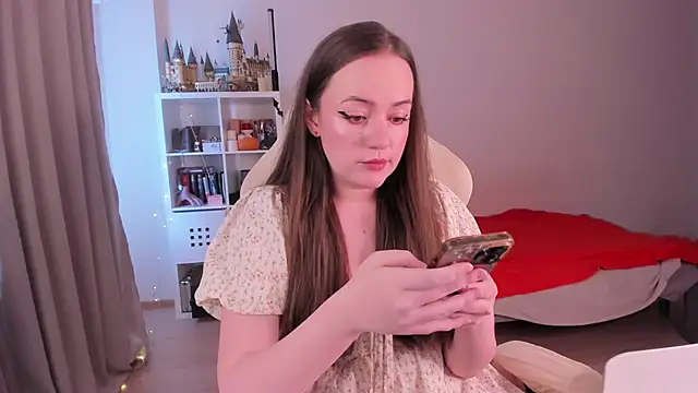 Snapshot of WalkingGirl chatting on 10-18-25, 12:17 WalkingGirl online show from 10-18-25, 12:17