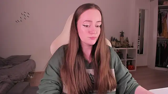 Snapshot of WalkingGirl chatting on 11-28-25, 08:00 WalkingGirl online show from 11-28-25, 08:00