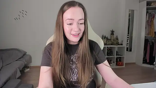 Snapshot of WalkingGirl chatting on 11-30-25, 04:44 WalkingGirl online show from 11-30-25, 04:44