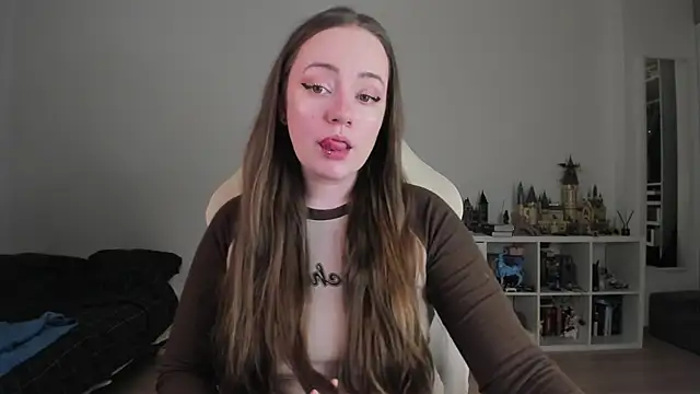 Snapshot of WalkingGirl chatting on 02-11-26, 11:32 WalkingGirl online show from 02-11-26, 11:32