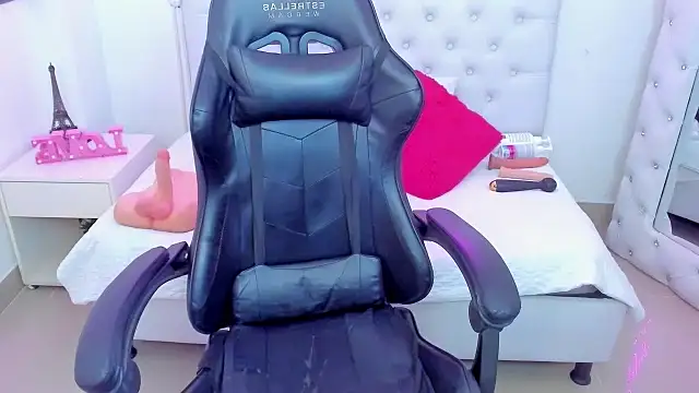 Snapshot of silvana__miller chatting on 01-03-25, 07:18 silvana miller online show from 01-03-25, 07:18