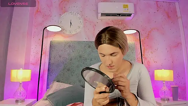 Snapshot of JESSI_NAOMI chatting on 11-04-25, 11:15 JESSI NAOMI online show from 11-04-25, 11:15